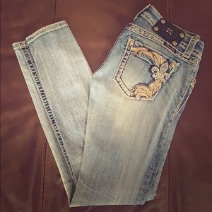 Skinny light wash detailed pockets 27